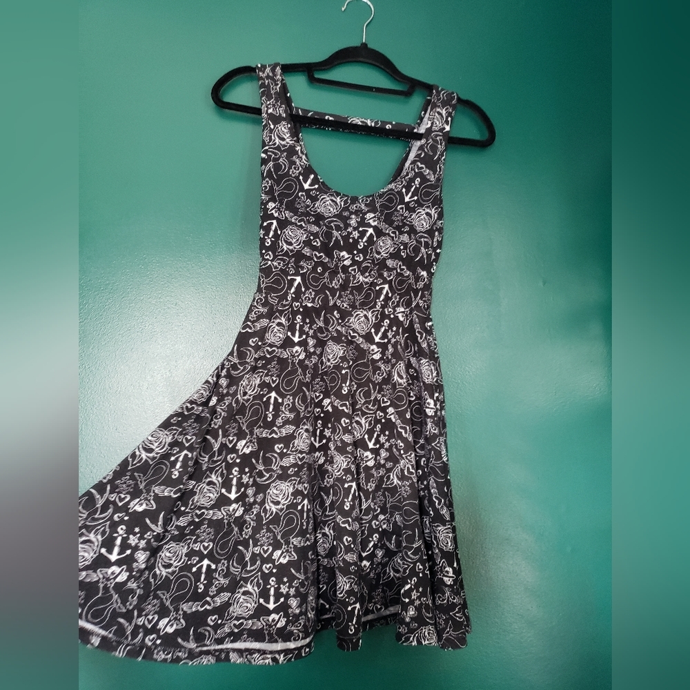 Hot Topic Black and White Rockabilly Nautical Roses Well Worn